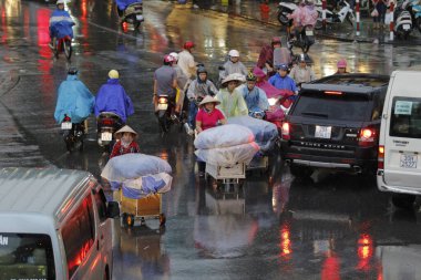 HANOI, VIETNAM - 21 Ağustos 2020 'de Hanoi, Vietnam' da sabah erken saatlerde satıcı için küçük bir pazar. Vietnam çiçekçisi satıcısı. içinde