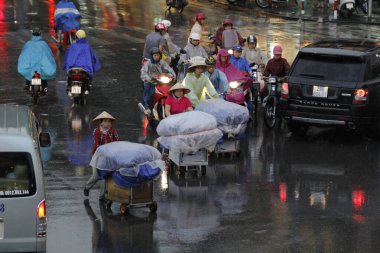 HANOI, VIETNAM - 21 Ağustos 2020 'de Hanoi, Vietnam' da sabah erken saatlerde satıcı için küçük bir pazar. Vietnam çiçekçisi satıcısı. içinde