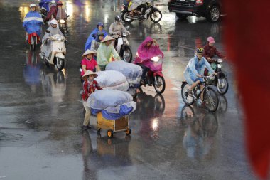HANOI, VIETNAM - 21 Ağustos 2020 'de Hanoi, Vietnam' da sabah erken saatlerde satıcı için küçük bir pazar. Vietnam çiçekçisi satıcısı. içinde