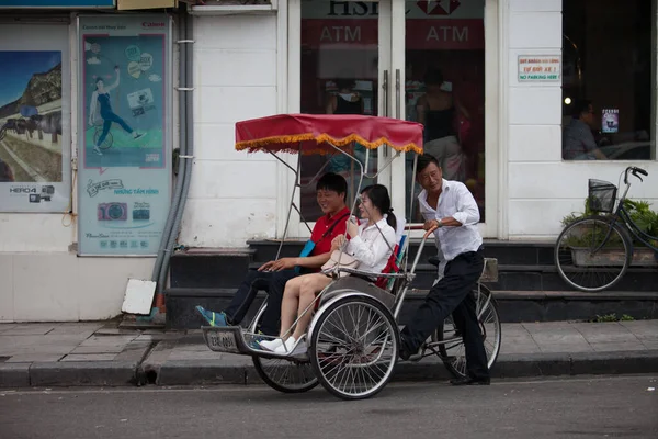 HANOI, VIETNAM - 21 Ağustos 2020 'de Hanoi, Vietnam' da sabah erken saatlerde satıcı için küçük bir pazar. Vietnam çiçekçisi satıcısı. içinde