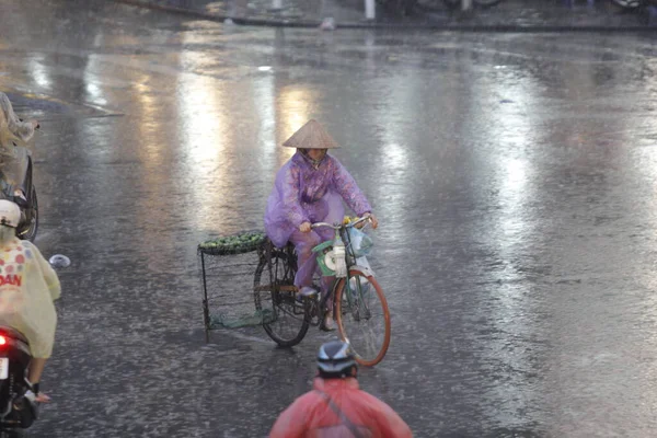 HANOI, VIETNAM - 21 Ağustos 2020 'de Hanoi, Vietnam' da sabah erken saatlerde satıcı için küçük bir pazar. Vietnam çiçekçisi satıcısı. içinde