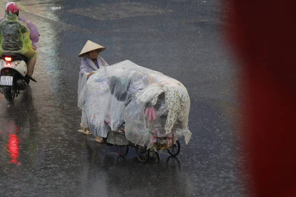 HANOI, VIETNAM - 21 Ağustos 2020 'de Hanoi, Vietnam' da sabah erken saatlerde satıcı için küçük bir pazar. Vietnam çiçekçisi satıcısı. içinde