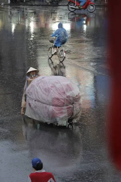 HANOI, VIETNAM - 21 Ağustos 2020 'de Hanoi, Vietnam' da sabah erken saatlerde satıcı için küçük bir pazar. Vietnam çiçekçisi satıcısı. içinde