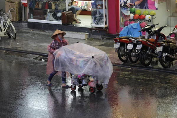 HANOI, VIETNAM - 21 Ağustos 2020 'de Hanoi, Vietnam' da sabah erken saatlerde satıcı için küçük bir pazar. Vietnam çiçekçisi satıcısı. içinde