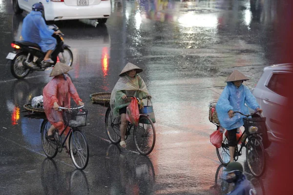 HANOI, VIETNAM - 21 Ağustos 2020 'de Hanoi, Vietnam' da sabah erken saatlerde satıcı için küçük bir pazar. Vietnam çiçekçisi satıcısı. içinde