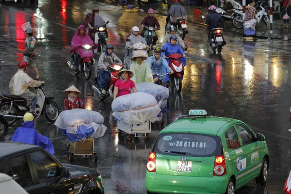 HANOI, VIETNAM - 21 Ağustos 2020 'de Hanoi, Vietnam' da sabah erken saatlerde satıcı için küçük bir pazar. Vietnam çiçekçisi satıcısı. içinde