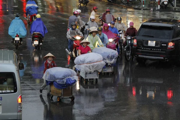 HANOI, VIETNAM - 21 Ağustos 2020 'de Hanoi, Vietnam' da sabah erken saatlerde satıcı için küçük bir pazar. Vietnam çiçekçisi satıcısı. içinde