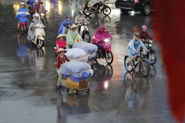 HANOI, VIETNAM - 21 Ağustos 2020 'de Hanoi, Vietnam' da sabah erken saatlerde satıcı için küçük bir pazar. Vietnam çiçekçisi satıcısı. içinde