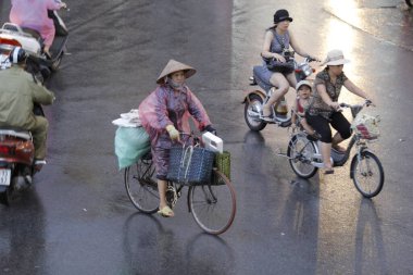 HANOI, VIETNAM - 21 Ağustos 2020 'de Hanoi, Vietnam' da sabah erken saatlerde satıcı için küçük bir pazar. Vietnam çiçekçisi satıcısı. içinde