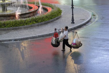 HANOI, VIETNAM - 21 Ağustos 2020 'de Hanoi, Vietnam' da sabah erken saatlerde satıcı için küçük bir pazar. Vietnam çiçekçisi satıcısı. içinde