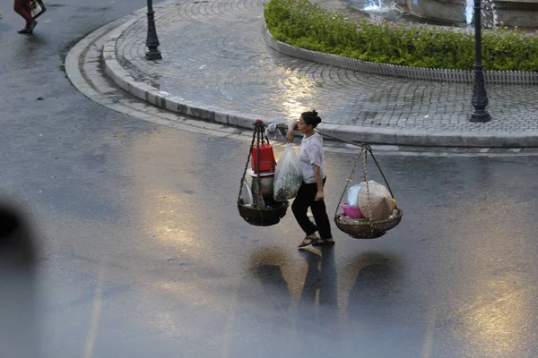 HANOI, VIETNAM - 21 Ağustos 2020 'de Hanoi, Vietnam' da sabah erken saatlerde satıcı için küçük bir pazar. Vietnam çiçekçisi satıcısı. içinde