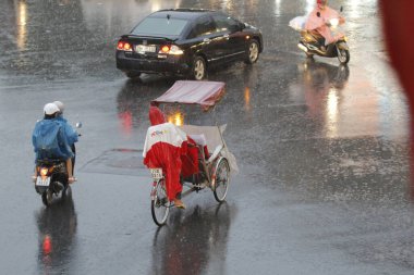 Bisiklet ve turistler 7 Mayıs 2020 'de Hoan Kiem Gölü' nün ve Hanoi 'nin eski mahallesinin güzelliğinin tadını çıkarıyorlar..