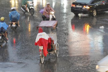 Bisiklet ve turistler 7 Mayıs 2020 'de Hoan Kiem Gölü' nün ve Hanoi 'nin eski mahallesinin güzelliğinin tadını çıkarıyorlar..