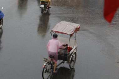Bisiklet ve turistler 7 Mayıs 2020 'de Hoan Kiem Gölü' nün ve Hanoi 'nin eski mahallesinin güzelliğinin tadını çıkarıyorlar..