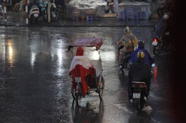 Bisiklet ve turistler 7 Mayıs 2020 'de Hoan Kiem Gölü' nün ve Hanoi 'nin eski mahallesinin güzelliğinin tadını çıkarıyorlar..