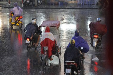 Bisiklet ve turistler 7 Mayıs 2020 'de Hoan Kiem Gölü' nün ve Hanoi 'nin eski mahallesinin güzelliğinin tadını çıkarıyorlar..