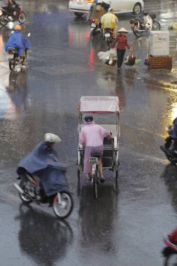 Bisiklet ve turistler 7 Mayıs 2020 'de Hoan Kiem Gölü' nün ve Hanoi 'nin eski mahallesinin güzelliğinin tadını çıkarıyorlar..