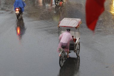 Bisiklet ve turistler 7 Mayıs 2020 'de Hoan Kiem Gölü' nün ve Hanoi 'nin eski mahallesinin güzelliğinin tadını çıkarıyorlar..