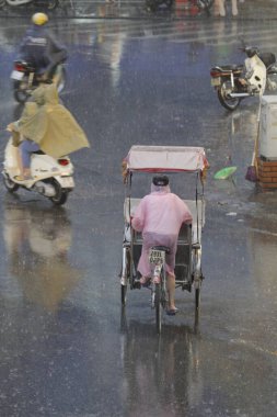 Bisiklet ve turistler 7 Mayıs 2020 'de Hoan Kiem Gölü' nün ve Hanoi 'nin eski mahallesinin güzelliğinin tadını çıkarıyorlar..