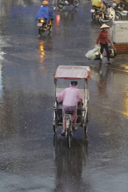 Bisiklet ve turistler 7 Mayıs 2020 'de Hoan Kiem Gölü' nün ve Hanoi 'nin eski mahallesinin güzelliğinin tadını çıkarıyorlar..