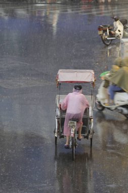 Bisiklet ve turistler 7 Mayıs 2020 'de Hoan Kiem Gölü' nün ve Hanoi 'nin eski mahallesinin güzelliğinin tadını çıkarıyorlar..