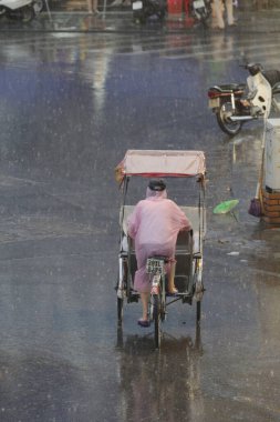 Bisiklet ve turistler 7 Mayıs 2020 'de Hoan Kiem Gölü' nün ve Hanoi 'nin eski mahallesinin güzelliğinin tadını çıkarıyorlar..