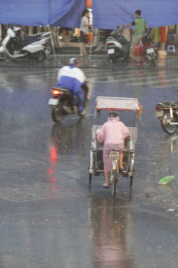 Bisiklet ve turistler 7 Mayıs 2020 'de Hoan Kiem Gölü' nün ve Hanoi 'nin eski mahallesinin güzelliğinin tadını çıkarıyorlar..