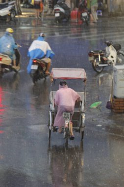 Bisiklet ve turistler 7 Mayıs 2020 'de Hoan Kiem Gölü' nün ve Hanoi 'nin eski mahallesinin güzelliğinin tadını çıkarıyorlar..