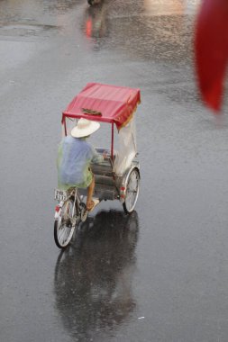 Bisiklet ve turistler 7 Mayıs 2020 'de Hoan Kiem Gölü' nün ve Hanoi 'nin eski mahallesinin güzelliğinin tadını çıkarıyorlar..