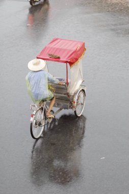 Bisiklet ve turistler 7 Mayıs 2020 'de Hoan Kiem Gölü' nün ve Hanoi 'nin eski mahallesinin güzelliğinin tadını çıkarıyorlar..