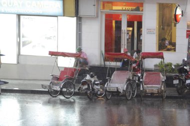 Bisiklet ve turistler 7 Mayıs 2020 'de Hoan Kiem Gölü' nün ve Hanoi 'nin eski mahallesinin güzelliğinin tadını çıkarıyorlar..