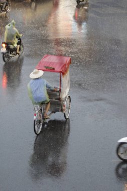 Bisiklet ve turistler 7 Mayıs 2020 'de Hoan Kiem Gölü' nün ve Hanoi 'nin eski mahallesinin güzelliğinin tadını çıkarıyorlar..