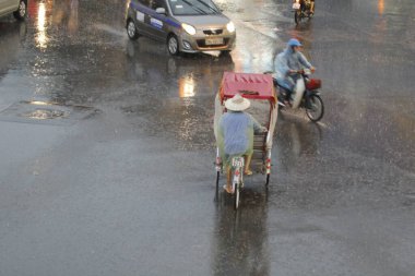 Bisiklet ve turistler 7 Mayıs 2020 'de Hoan Kiem Gölü' nün ve Hanoi 'nin eski mahallesinin güzelliğinin tadını çıkarıyorlar..