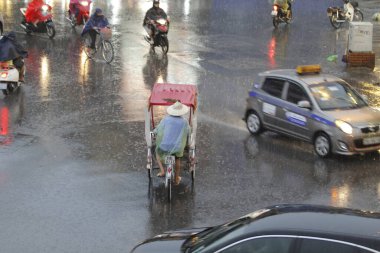 Bisiklet ve turistler 7 Mayıs 2020 'de Hoan Kiem Gölü' nün ve Hanoi 'nin eski mahallesinin güzelliğinin tadını çıkarıyorlar..