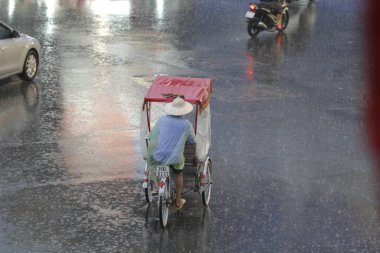 Bisiklet ve turistler 7 Mayıs 2020 'de Hoan Kiem Gölü' nün ve Hanoi 'nin eski mahallesinin güzelliğinin tadını çıkarıyorlar..