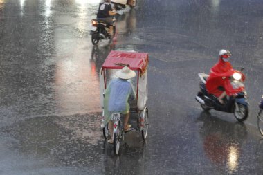 Bisiklet ve turistler 7 Mayıs 2020 'de Hoan Kiem Gölü' nün ve Hanoi 'nin eski mahallesinin güzelliğinin tadını çıkarıyorlar..