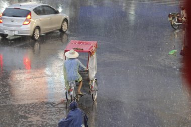 Bisiklet ve turistler 7 Mayıs 2020 'de Hoan Kiem Gölü' nün ve Hanoi 'nin eski mahallesinin güzelliğinin tadını çıkarıyorlar..