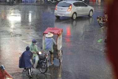 Bisiklet ve turistler 7 Mayıs 2020 'de Hoan Kiem Gölü' nün ve Hanoi 'nin eski mahallesinin güzelliğinin tadını çıkarıyorlar..