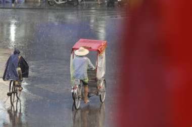 Bisiklet ve turistler 7 Mayıs 2020 'de Hoan Kiem Gölü' nün ve Hanoi 'nin eski mahallesinin güzelliğinin tadını çıkarıyorlar..