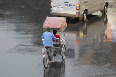 Bisiklet ve turistler 7 Mayıs 2020 'de Hoan Kiem Gölü' nün ve Hanoi 'nin eski mahallesinin güzelliğinin tadını çıkarıyorlar..