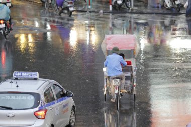 Bisiklet ve turistler 7 Mayıs 2020 'de Hoan Kiem Gölü' nün ve Hanoi 'nin eski mahallesinin güzelliğinin tadını çıkarıyorlar..