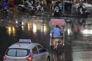 Bisiklet ve turistler 7 Mayıs 2020 'de Hoan Kiem Gölü' nün ve Hanoi 'nin eski mahallesinin güzelliğinin tadını çıkarıyorlar..