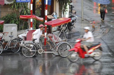 Bisiklet ve turistler 7 Mayıs 2020 'de Hoan Kiem Gölü' nün ve Hanoi 'nin eski mahallesinin güzelliğinin tadını çıkarıyorlar..