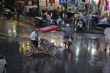 Bisiklet ve turistler 7 Mayıs 2020 'de Hoan Kiem Gölü' nün ve Hanoi 'nin eski mahallesinin güzelliğinin tadını çıkarıyorlar..