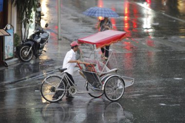 Bisiklet ve turistler 7 Mayıs 2020 'de Hoan Kiem Gölü' nün ve Hanoi 'nin eski mahallesinin güzelliğinin tadını çıkarıyorlar..