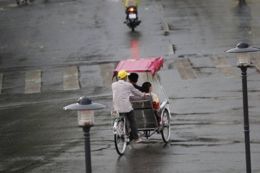 Bisiklet ve turistler 7 Mayıs 2020 'de Hoan Kiem Gölü' nün ve Hanoi 'nin eski mahallesinin güzelliğinin tadını çıkarıyorlar..