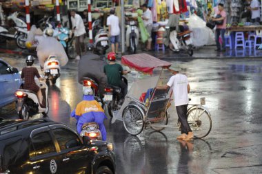 Bisiklet ve turistler 7 Mayıs 2020 'de Hoan Kiem Gölü' nün ve Hanoi 'nin eski mahallesinin güzelliğinin tadını çıkarıyorlar..