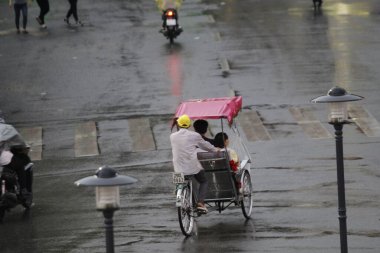 Bisiklet ve turistler 7 Mayıs 2020 'de Hoan Kiem Gölü' nün ve Hanoi 'nin eski mahallesinin güzelliğinin tadını çıkarıyorlar..