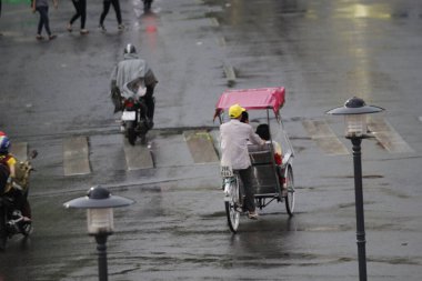 Bisiklet ve turistler 7 Mayıs 2020 'de Hoan Kiem Gölü' nün ve Hanoi 'nin eski mahallesinin güzelliğinin tadını çıkarıyorlar..