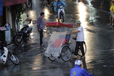 Bisiklet ve turistler 7 Mayıs 2020 'de Hoan Kiem Gölü' nün ve Hanoi 'nin eski mahallesinin güzelliğinin tadını çıkarıyorlar..